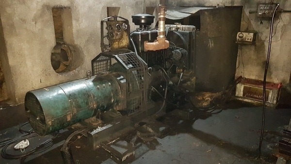 Der alte Generator. Sieht aus wie ein Relikt aus der technischen Urzeit - hat aber über viele Jahre seinen Dienst getan.